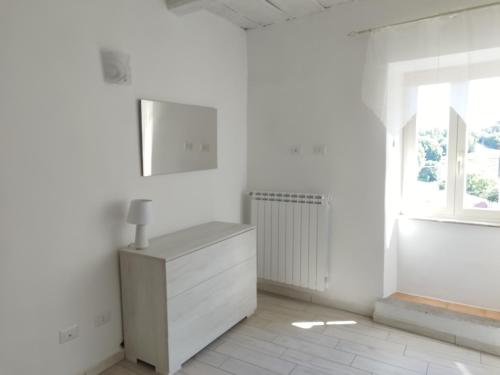 Dieses weiße Zimmer verfügt über eine Kommode und ein Fenster. in der Unterkunft CASA BORGIA in Rignano Flaminio