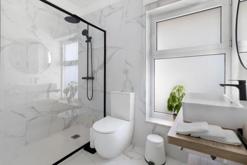 un bagno bianco con un water e un lavandino di My Beach House Esposende a Esposende