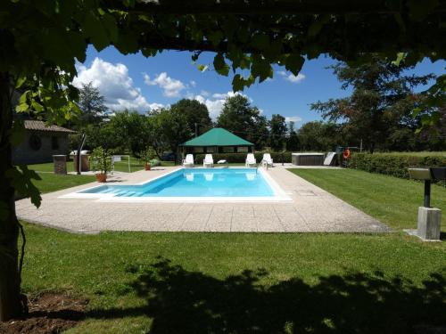 uma piscina num quintal com um gazebo em Scappo in Umbria, Casale Piccino em Collicello