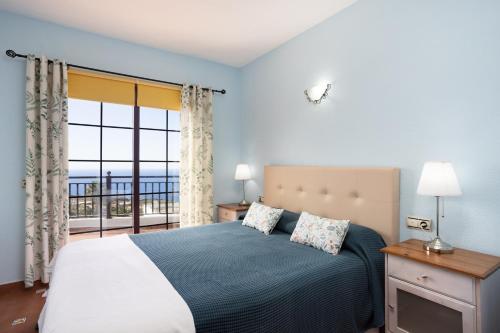 フロンテーラにあるHome2Book Casita del Lomo, Terrace & BBQのベッドルーム1室(ベッド1台付)が備わります。