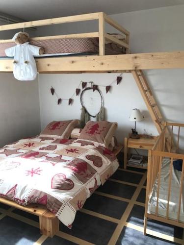 une chambre avec un lit superposé et une échelle dans l'établissement T2 orcières merlette vue montagne, à Orcières