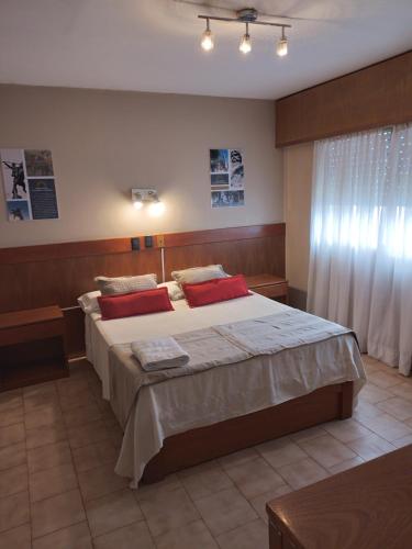 Una cama o camas en una habitación de Camino Real Hotel