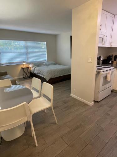 a room with a table and chairs and a bed at City First Story Apartments & Cottage in Fort Lauderdale