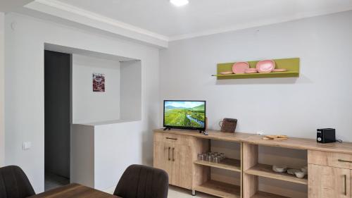 TV a/nebo společenská místnost v ubytování Shara Hotel