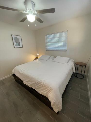 Ένα ή περισσότερα κρεβάτια σε δωμάτιο στο City First Story Apartments & Cottage