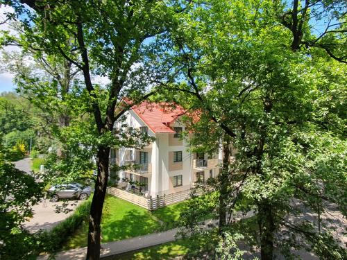 Apartamenty Sun&Fun Rezydencja Pod Dębami Nad Łomnicą 1B i 2B- blisko centrum, dworca PKP, sklepów w otoczeniu zieleni