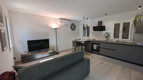 a living room with a couch and a kitchen at Casa Rosabianca in Venice-Lido