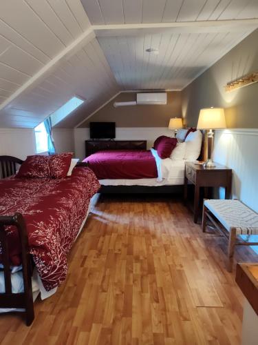 ein Schlafzimmer mit einem Bett und einem Sofa in der Unterkunft Doveberry Inn in West Dover