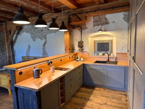 una cocina con fregadero y encimera en Farma Bláto - Apartmány Sýpka a glamping, en Uhlířské Janovice