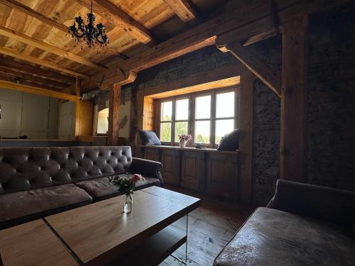 Ein Sitzbereich in der Unterkunft Farma Bláto - Apartmány Sýpka a glamping