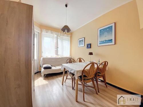 une salle à manger avec une table et des chaises dans l'établissement Balcon Marin des Peupliers, à Bray-Dunes