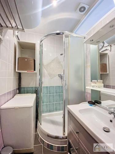une salle de bain avec une douche, des toilettes et un lavabo dans l'établissement Balcon Marin des Peupliers, à Bray-Dunes