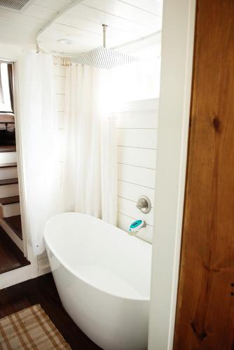 Bilik mandi di Walnut Horizon Tiny Home With Observation Deck