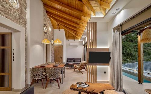 TV a/nebo společenská místnost v ubytování Villa Vrachos luxury Living