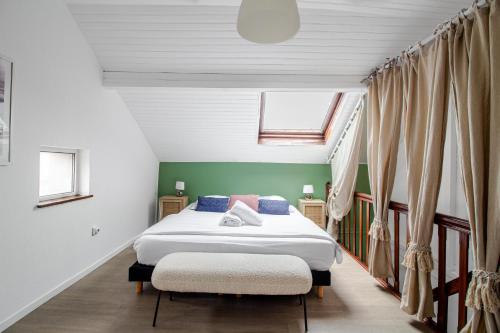 une chambre avec un lit et une fenêtre dans l'établissement Duplex Centre de Metz, 2 chambres, à Metz