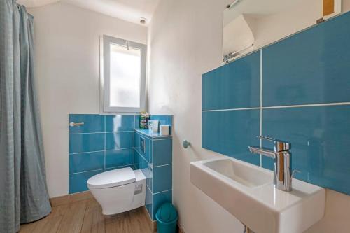 une salle de bain avec des toilettes blanches et un lavabo dans l'établissement Rêve d'Océan Villa vue mer avec Piscine et Spa, au Conquet