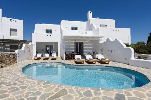 Bazén v ubytovaní Helen Beach Front Luxury Villas alebo v jeho blízkosti