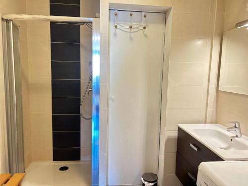 une salle de bain avec douche et lavabo dans l'établissement Appartement 6 pers, 50m des pistes, centre, terrasse 48m², parking, WiFi - Les Gets - FR-1-623-1, aux Gets