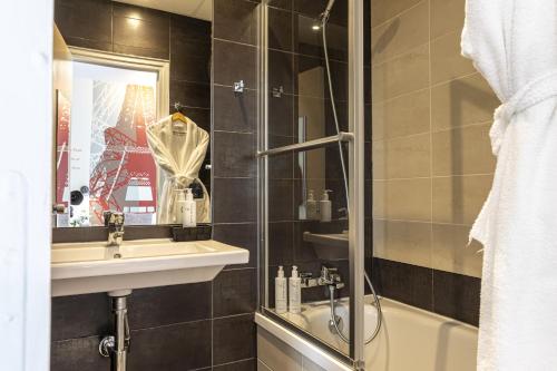 Un baño de Hotel Alpha Paris Eiffel by Patrick Hayat