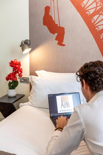 Cama o camas de una habitación en Hotel Alpha Paris Eiffel by Patrick Hayat