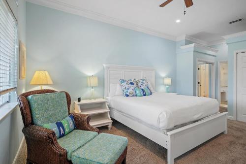 ein Schlafzimmer mit einem Bett und einem Stuhl in der Unterkunft Tivoli 5292 in Destin
