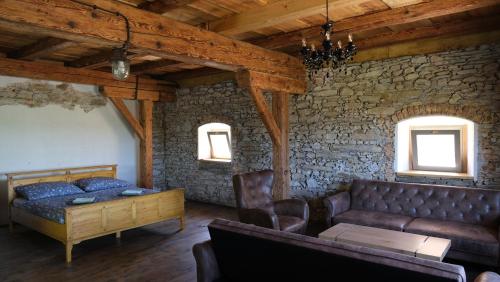 Ein Sitzbereich in der Unterkunft Farma Bláto - Apartmány Sýpka a glamping