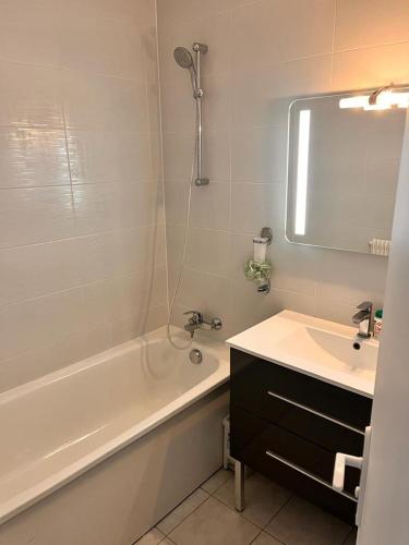 une salle de bain avec une baignoire, un lavabo et une douche dans l'établissement Spacieux et Moderne - proche de paris, Évry-Courcouronnes