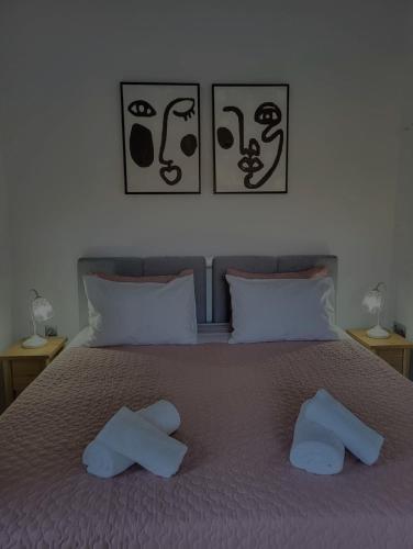 a bedroom with a bed with two towels on it at Casa Nostra Maisonette in Oítilon