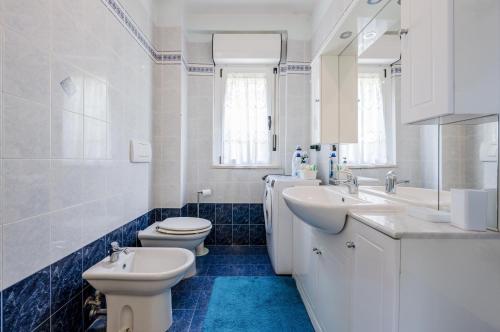 ラ・スペツィアにあるLa Spezia Proffiano District Roomy Flatの洗面台2つとトイレ付きの白いバスルーム