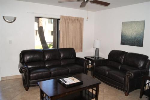 - un salon avec un canapé et une table dans l'établissement 108 Fully Furnished 1BR Suite-Prime Location, à Scottsdale