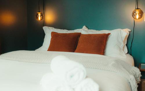 Ein Bett oder Betten in einem Zimmer der Unterkunft Historic Renovated 2BD - Overlooking Downtown