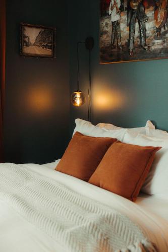 Ein Bett oder Betten in einem Zimmer der Unterkunft Historic Renovated 2BD - Overlooking Downtown