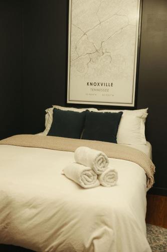Ein Bett oder Betten in einem Zimmer der Unterkunft Historic Renovated 2BD - Overlooking Downtown