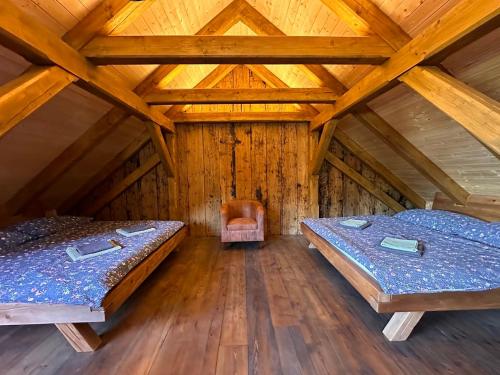 Ein Bett oder Betten in einem Zimmer der Unterkunft Farma Bláto - Apartmány Sýpka a glamping