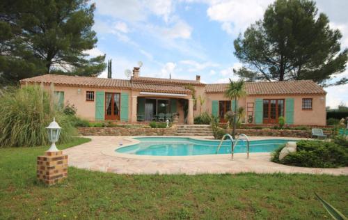 une maison avec une piscine dans la cour dans l'établissement Villa Chouette - Havre de paix dans le Var, à Salernes