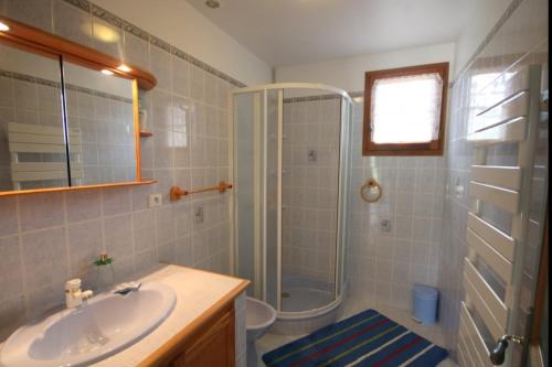 une salle de bain avec un lavabo, une douche et des toilettes dans l'établissement Villa Chouette - Havre de paix dans le Var, à Salernes