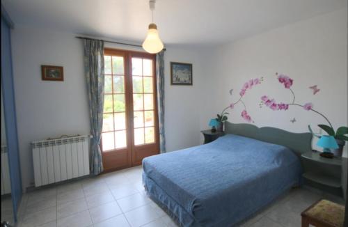 - une chambre avec un lit, une fenêtre et une porte dans l'établissement Villa Chouette - Havre de paix dans le Var, à Salernes