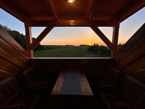 Blick auf den Sonnenuntergang/Sonnenaufgang von der Ferienwohnung aus oder aus der Nähe