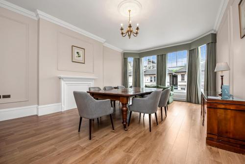 a dining room with a table and chairs at No1 The Mansions By Mansley in London