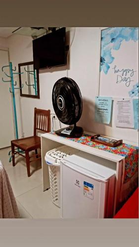 a room with a desk with a fan on it at QUARTO TRIPLO - AMPLO E CONFORTAVEL-PERTO DO CENTRO DE CONVENÇÕES-RECIFE-Pe in Recife