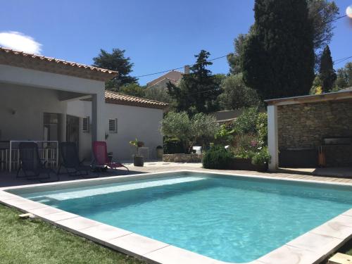 une piscine dans la cour d'une maison dans l'établissement Appartement T2 La campagne en ville, à Nîmes