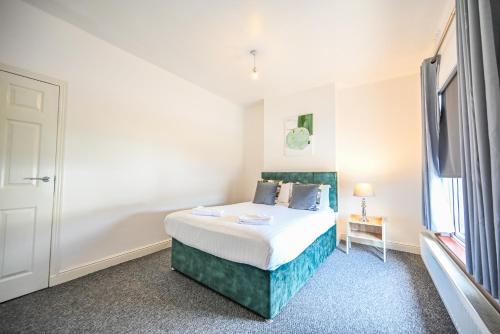 sypialnia z łóżkiem i oknem w obiekcie Sneyd House by YourStays w mieście Stoke-on-Trent