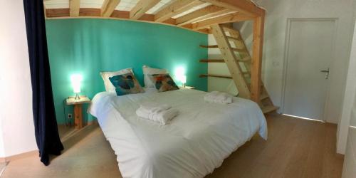 - une chambre avec un grand lit blanc et une échelle dans l'établissement Appartement Confortable Mansord, Allevard, à Allevard