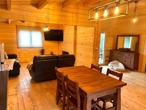 a living room with a table and a couch at Casa do Baloiço do Pitagudo in Maceira