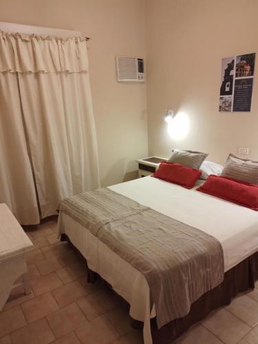 Una cama o camas en una habitación de Camino Real Hotel
