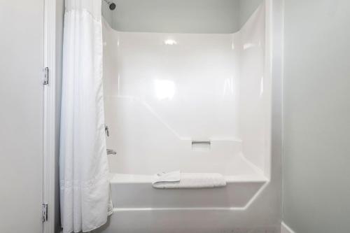 Bilik mandi di The Lighthouse Inn & Suites