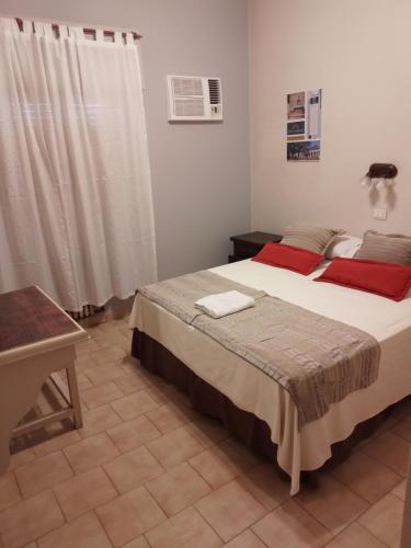 Una cama o camas en una habitación de Camino Real Hotel