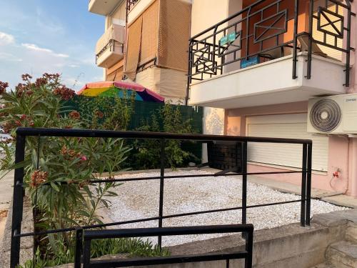 Czarna metalowa poręcz przed budynkiem w obiekcie Studio Odysseus w mieście Nikiti