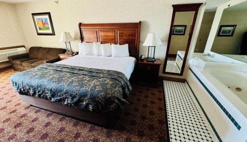 Hamilton Inn Select Beachfront Mackinaw Cityにあるベッド