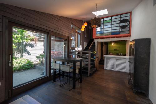 une cuisine et une salle à manger avec une table et des chaises dans l'établissement Eza - Gîte pour 6 voyageurs avec jardin, à Saint-Julien-du-Serre